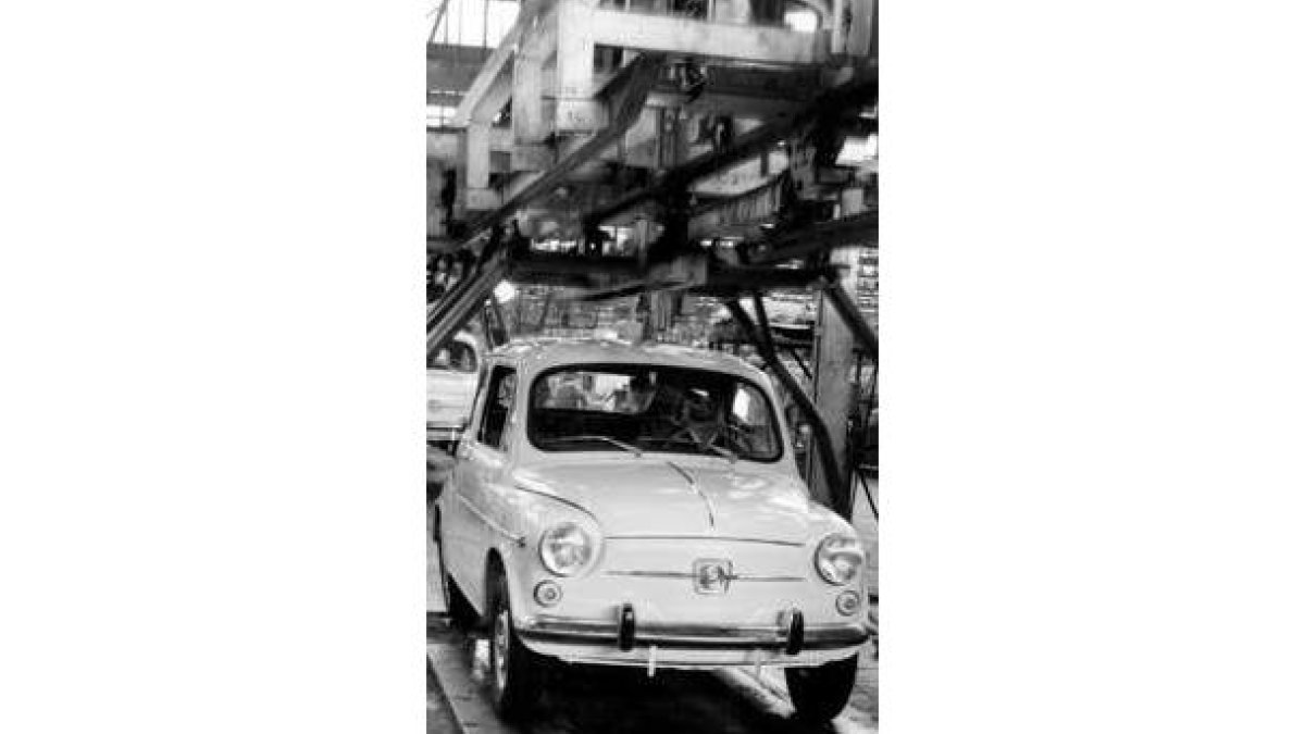 Imagen de 1970 de un Seat 600 durante el ensamblado.