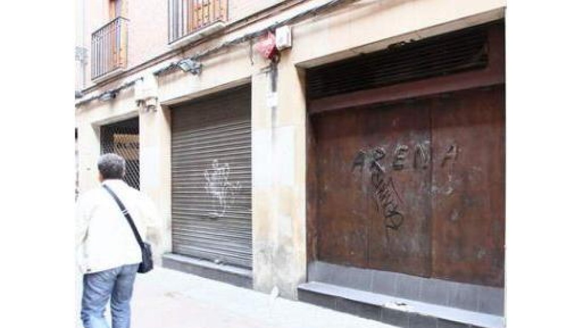 Imagen que ofrecía ayer la fachada del Pub Arena en el Barrio Húmedo.