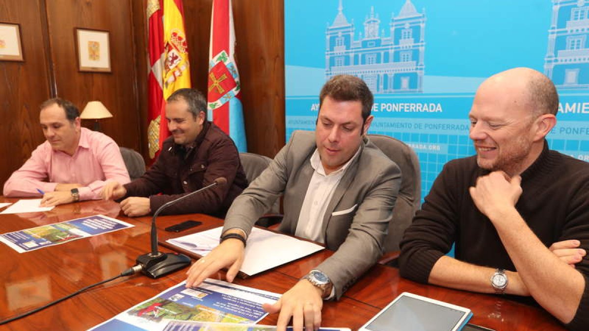 Iván Alonso, con representantes de la ABA. L. DE LA MATA