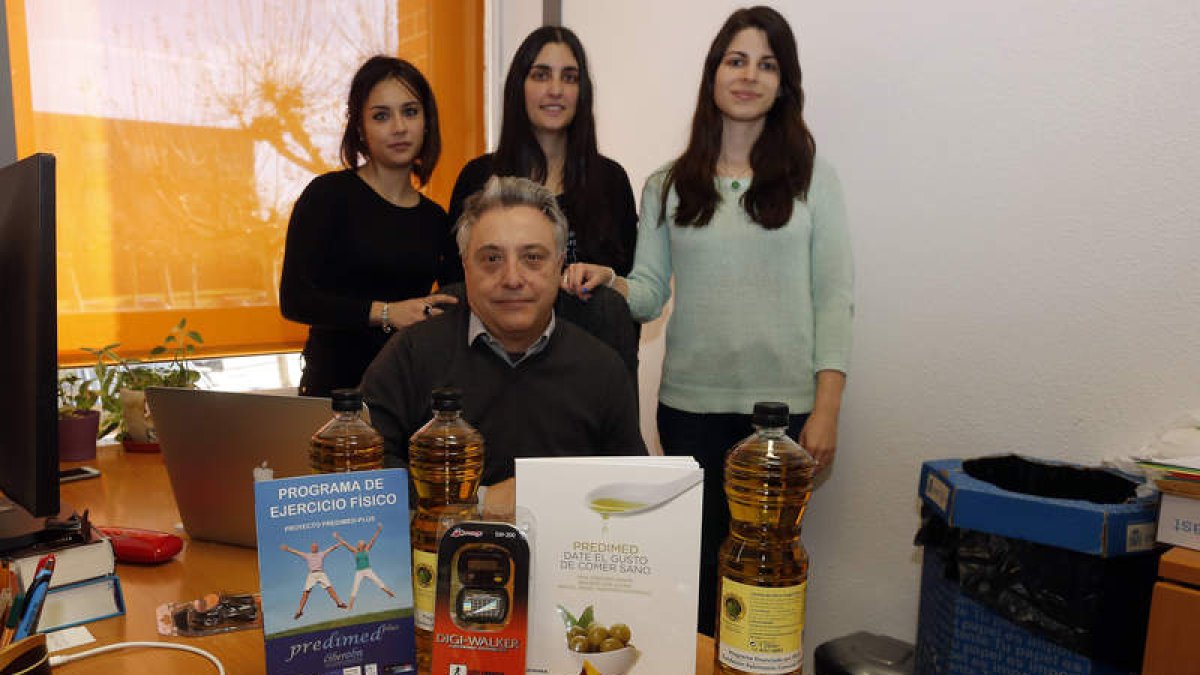 El profesor titular Vicente Martín, con parte de su equipo en la Universidad de León.