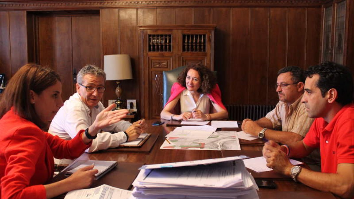 La alcaldesa y el edil de Comercio Interior, con los responsables de LM.