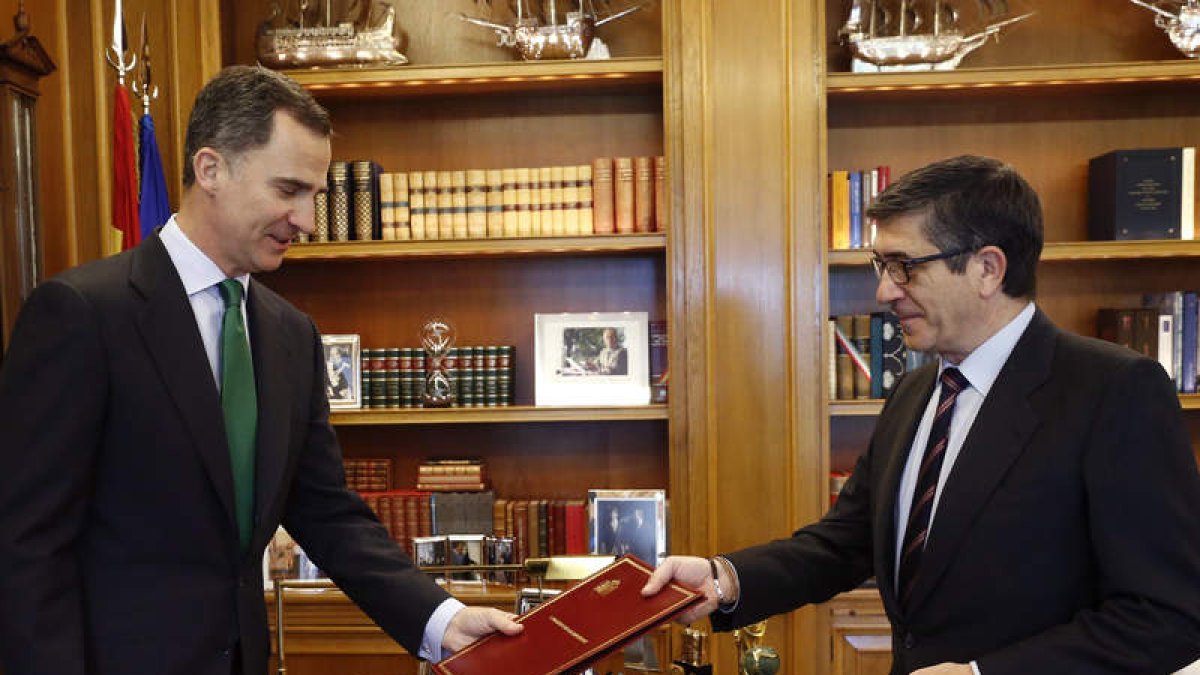 El rey y el presidente del Congreso firmaron ayer el decreto de disolución de las Cortes. EFE