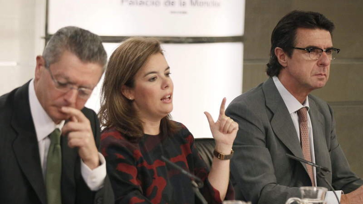 Gallardón, Sáenz de Santamaría y Soria, ayer tras el Consejo de Ministros.