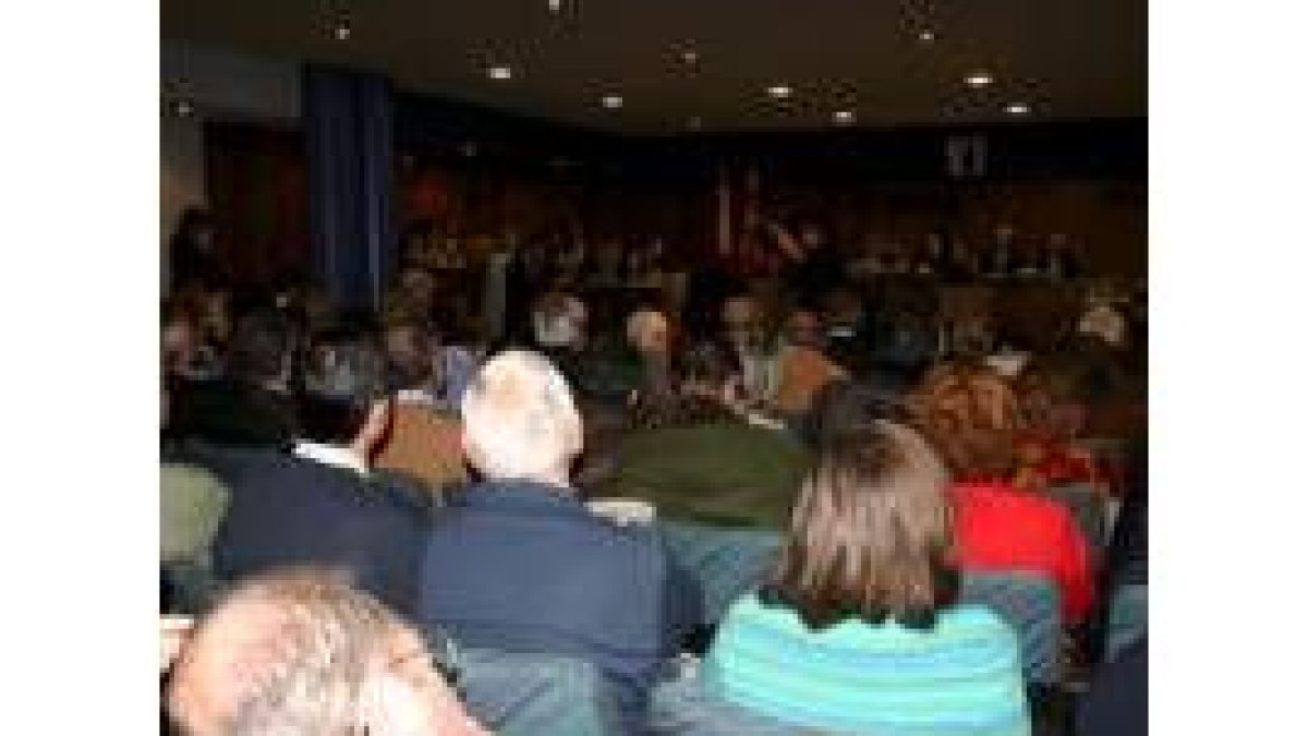 Los que seguían el pleno abandonaron la sala a la hora de comer