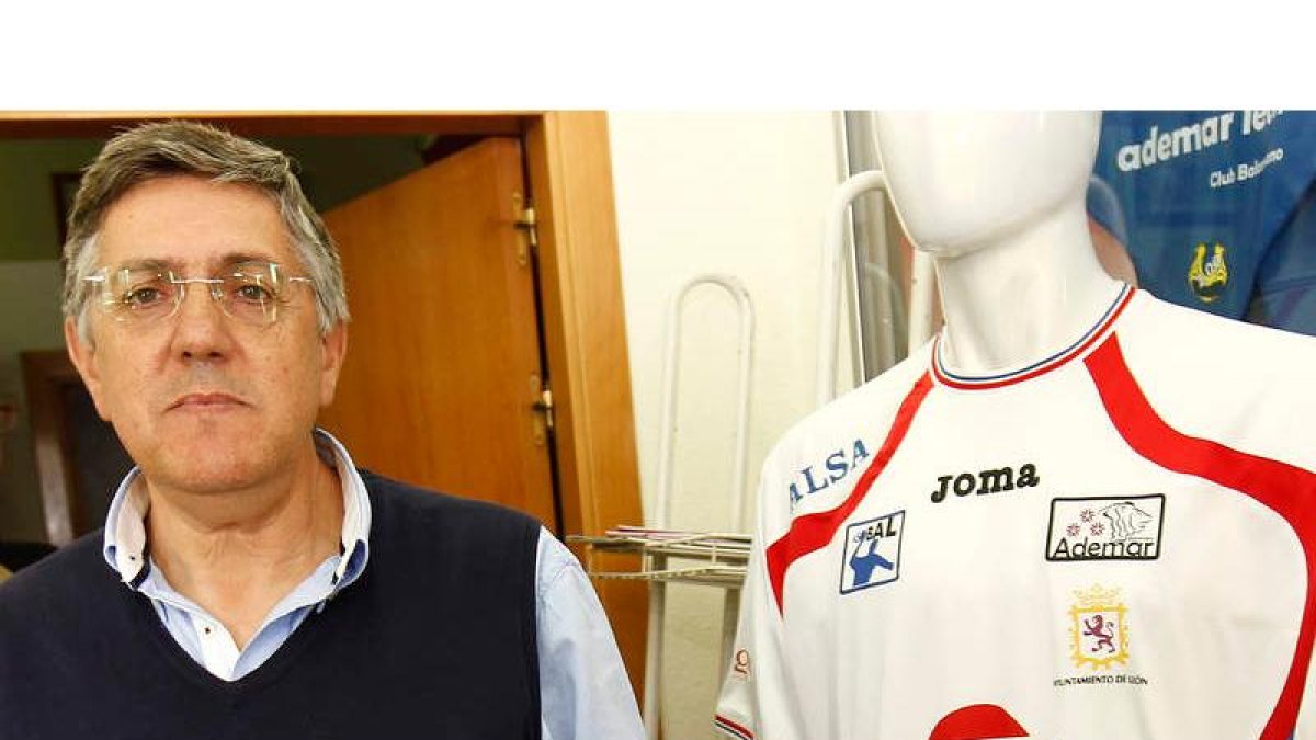 Cayetano Franco espera que pronto haya una empresa dispuesta a estampar su firma en el lugar principal de la camiseta del Ademar.