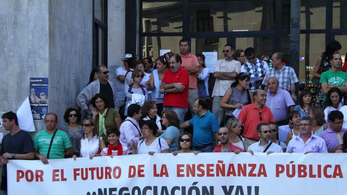La concentración de profesores frente al instituto Juan del Enzina.