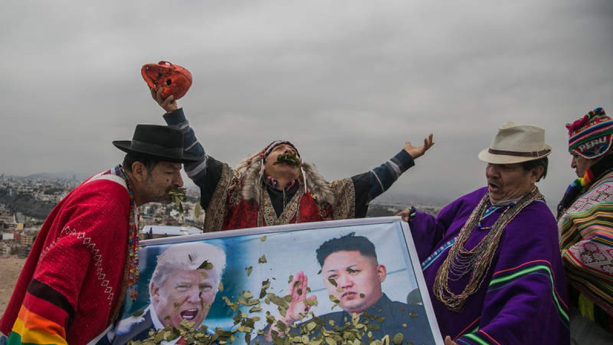Chamanes realizan una ceremonia por la paz con las fotos de Donald Trump y Kim Jong-un