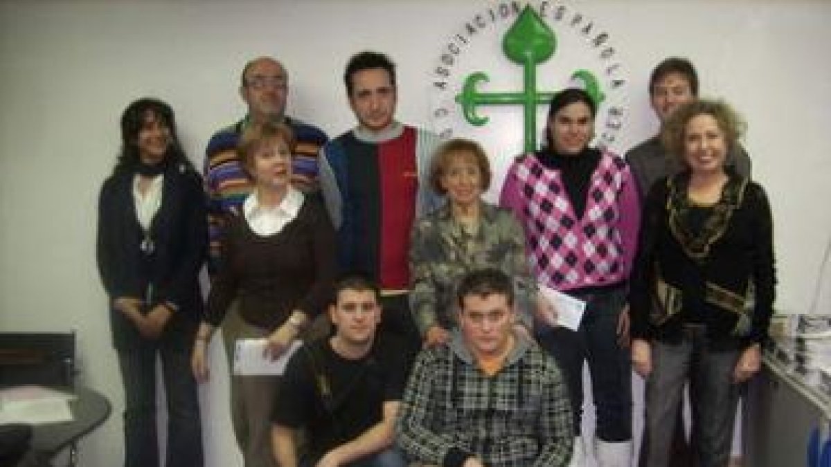Los estudiantes de FP posan con los responsables de la asociación contra el cáncer