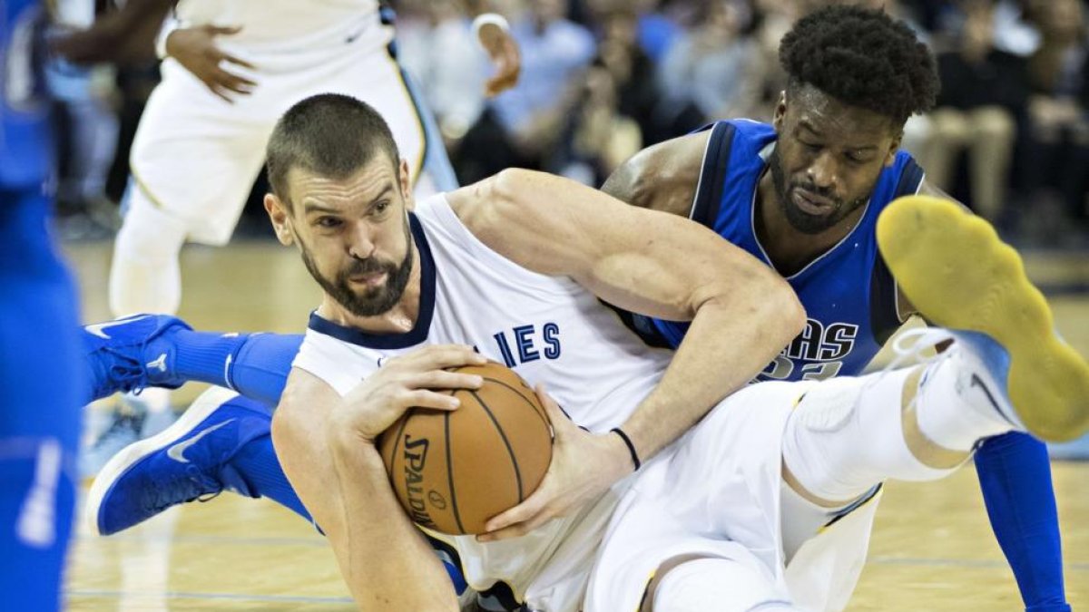 Marc Gasol agarra el balón con fuerza desde el parquet.
