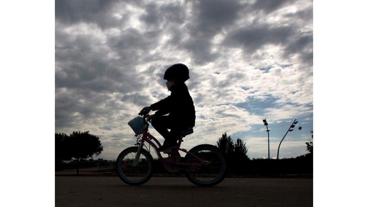 Imagen de un niño paseando en bici. TONI GALÁN
