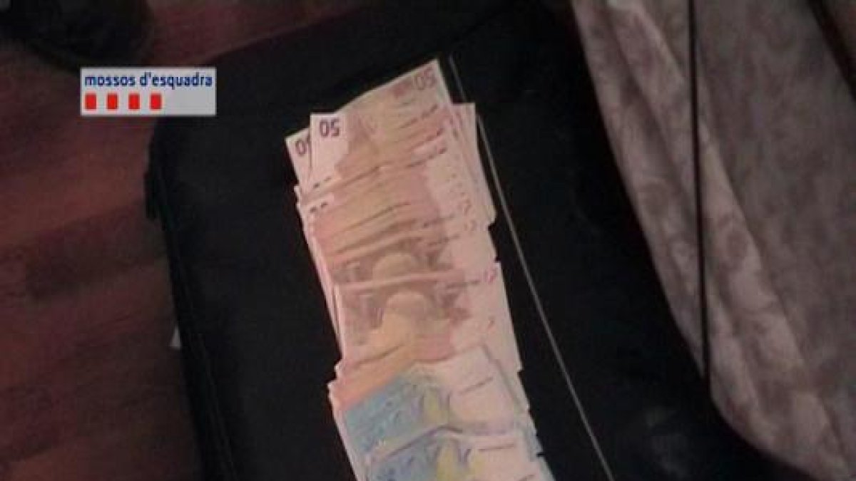 Los Mossos detienen en Barcelona a una mujer por drogar a sus víctimas antes de robarles dinero y joyas.