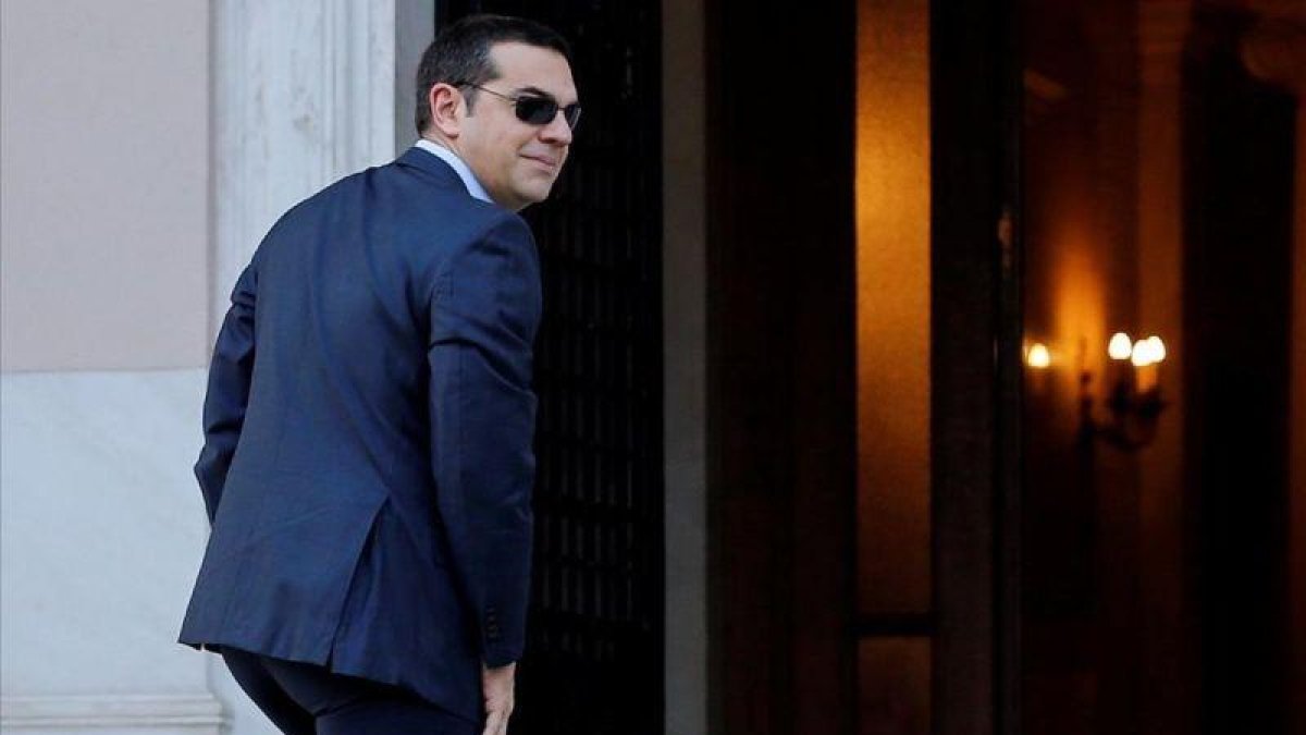 El primer ministro griego, Alexis Tsipras, a su llegada a la reunión que ha mantenido con el ministro de Defensa y líder del partido ANAP, Panos Kammenos.