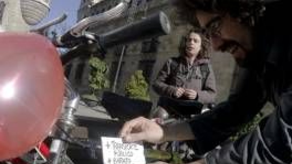Los participantes en la manifestación colocaron carteles reivindicativos en las bicicletas