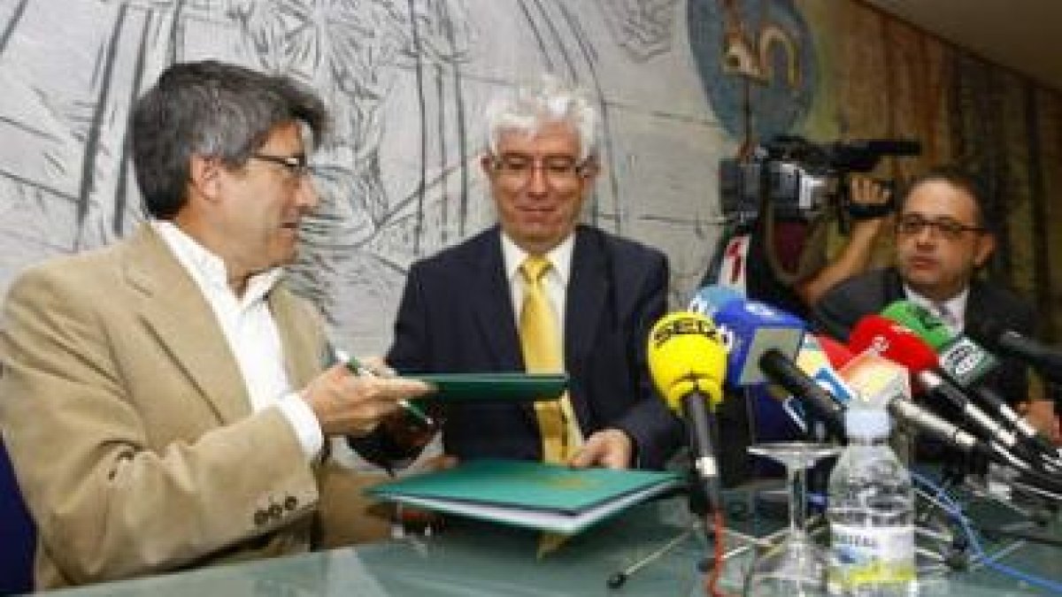 Francisco Fernández, José Ángel Hermida y Javier Chamorro durante la firma de los dos convenios