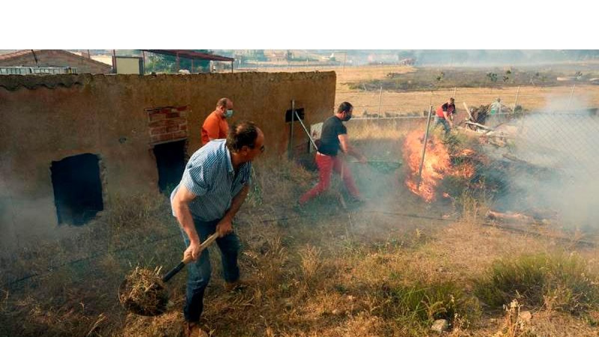 Vecinos de Robledillo (Ávila) y de pueblos cercanos colaboran en las labores de extinción del incendio. RAÚL SANCHIDRIÁN