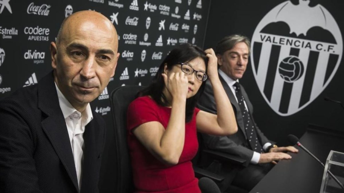 Pako Ayestarán, la presidenta Layhoon Chan y el director deportivo García Pitarch, el día de la presentación del primero, en marzo pasado.