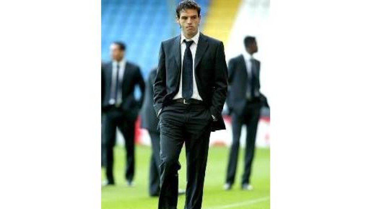 Morientes, con el traje de calle, sobre un campo antes de un partido