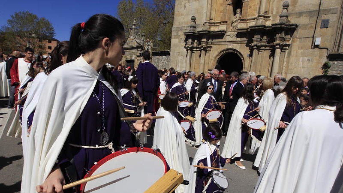 Imagen de la salida de la procesión frente al santuario cacabelenese de la Virgen de la V Angustia el año pasado.