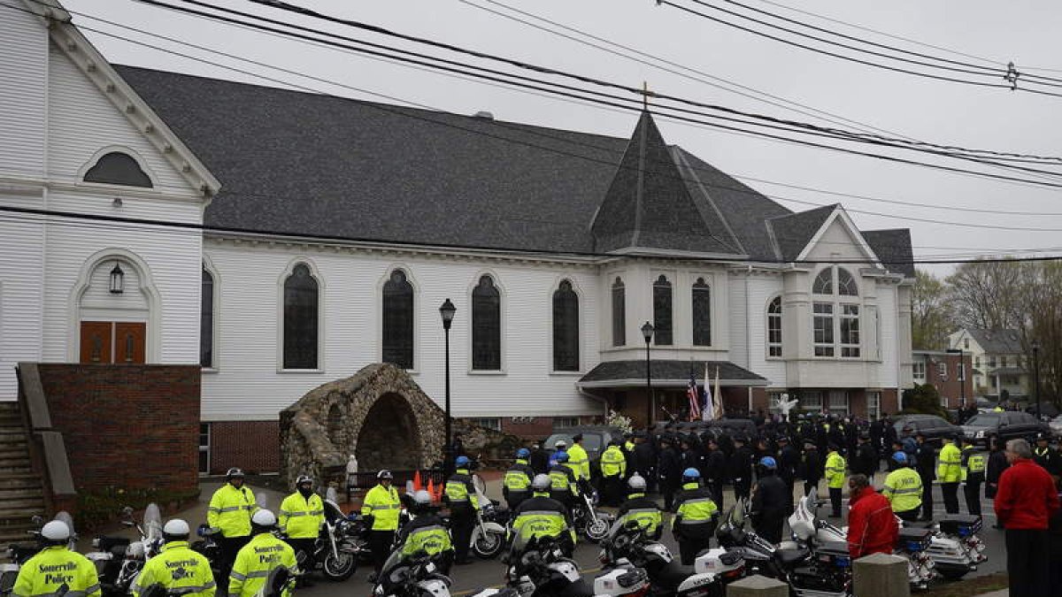 Funeral por el policía asesinado por los hermanos tres días después del atentado.