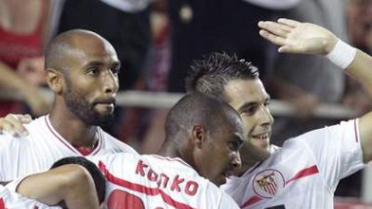 El delantero malí del Sevilla Frederic Kanouté celebra su gol, el tercero de su equipo.