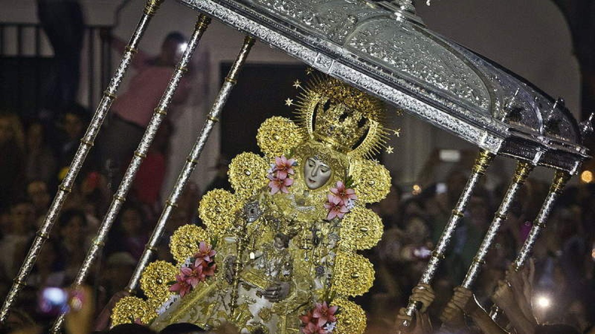 Miles de personas acompañan a la Blanca Paloma durante la procesión por El Rocío