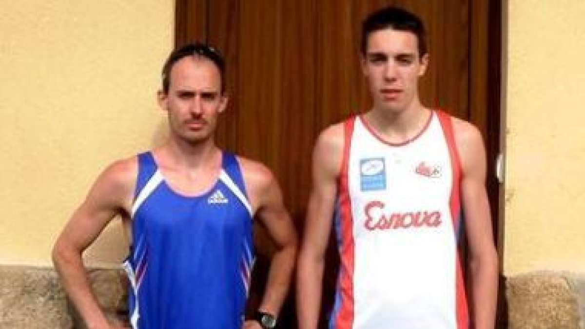 El marchador Francisco Arcilla (i), junto a Iván Cánovas.