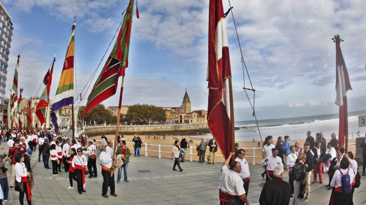 Los 45 pendones portados por una comitiva de 350 leoneses tomaron el Muro de la playa de San Lorenzo. ALBERTO MORANTE