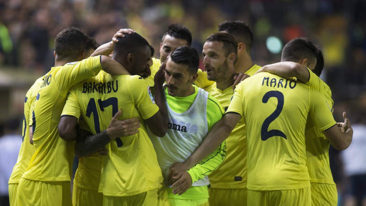 Los jugadores del Villarreal celebran uno de sus goles. DOMENECH CASTELLÓ