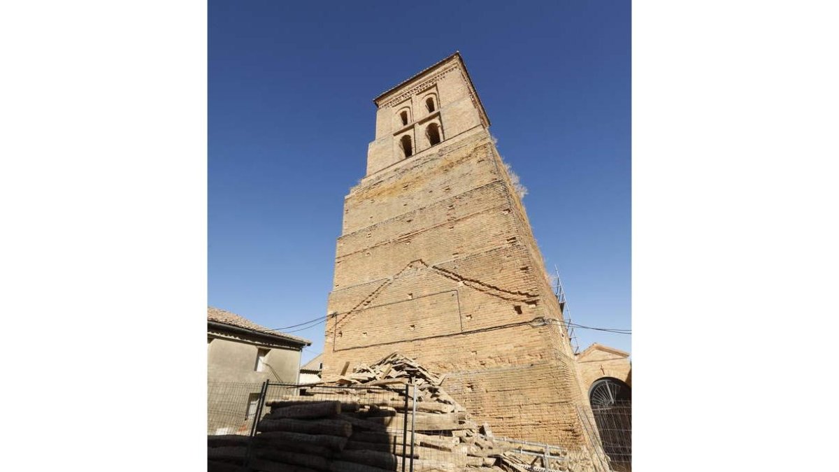 .La iglesia parroquial de Vallecillo, en pleno proceso de restauración y reposición de sus cubiertas. MARCIANO PÉREZ