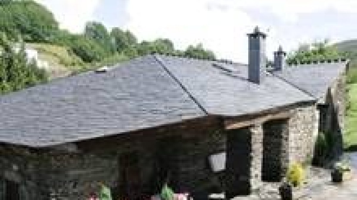 Zapatero se refugió anoche con su familia en la casa con tejado de pizarra de la aldea asturiana