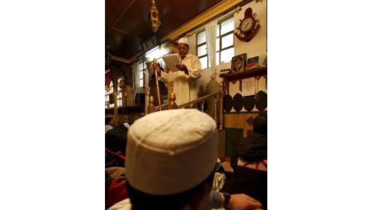 El imán dirige los rezos de la comunidad islámica de León en la mezquita del Crucero