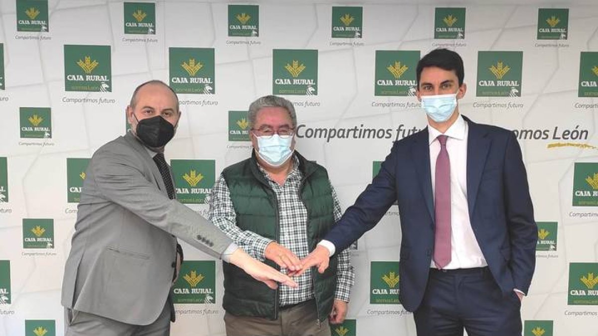 Alejandro Hidalgo, Ángel Rivero y Álvaro Castro rubricaron el convenio. DL