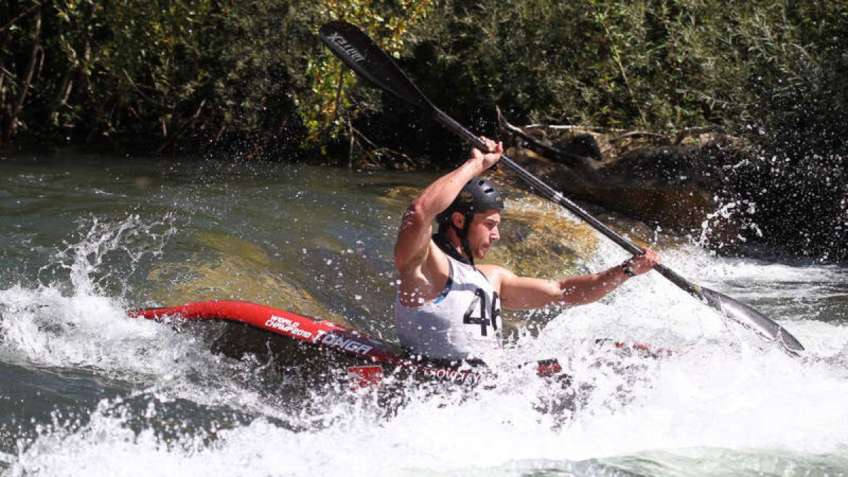 Fidalgo sumó ayer su segundo oro en el Nacional que se ha celebrado en las aguas del Esla.