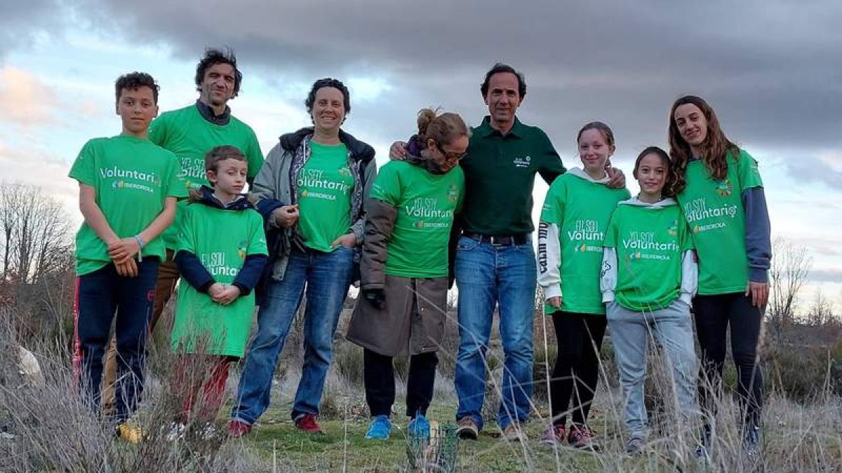 Gregorio Grande Martínez, con polo verde oscuro, junto a familiares y amigos colaboradores. DL