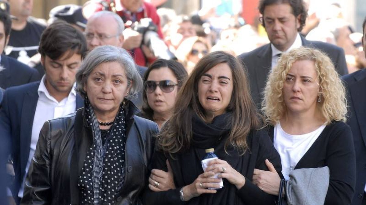 Loreto, la hija de Isabel Carrasco, acompañada de dos familiares
