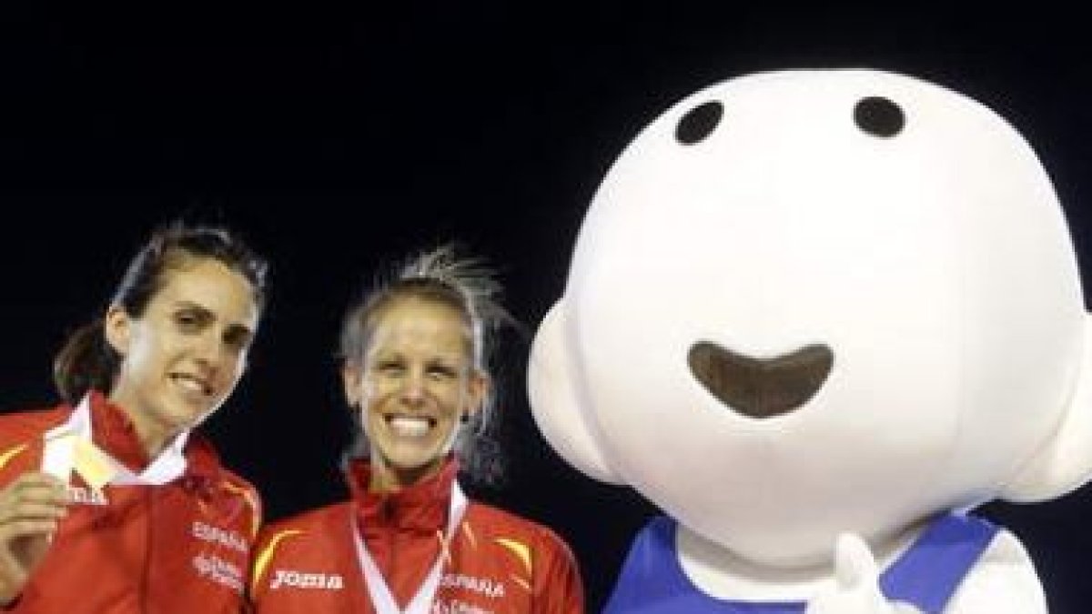 Nuria Fernández, izquierda, y Natalia Rodríguez en el podio tras la final de 1.500 metros.