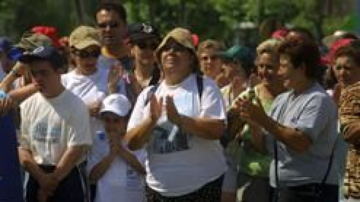 Los participantes en la marcha caminaron bajo el sol, entre Ponferrada y Camponaraya
