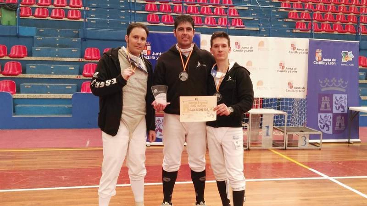 El equipo leonés de esgrima se colgó el oro. DL