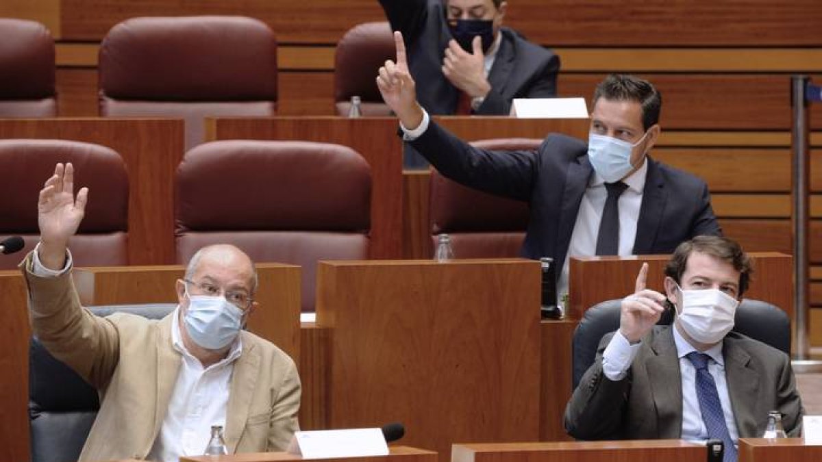 El presidente de la Junta de Castilla y León, Alfonso Fernández Mañueco (d), junto al vicepresidente, Francisco Igea (i), y el portavoz del Grupo Parlamentario Popular, Raúl de la Hoz (arriba). NACHO GALLEGO