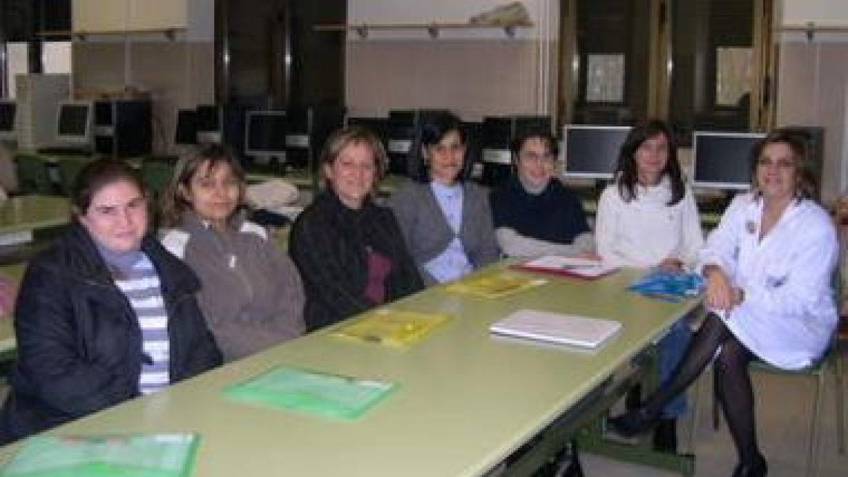 Algunas de las madres que acudieron a una reunión de La Escuela de Padres.
