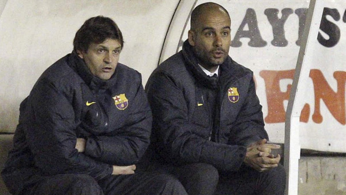 Tito Vilanova y el todavía entrenador del Barcelona, Pep Guardiola, en el partido ante el Rayo.