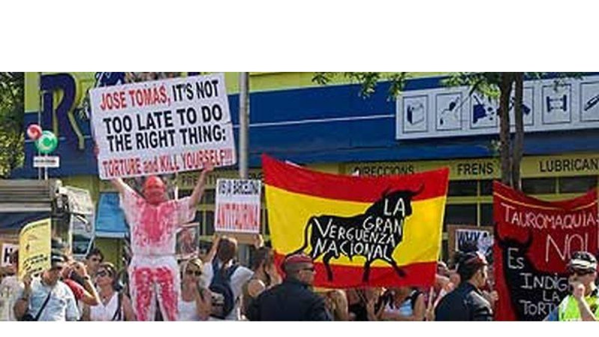 Protestas frente a la plaza Monumental de Barcelona.
