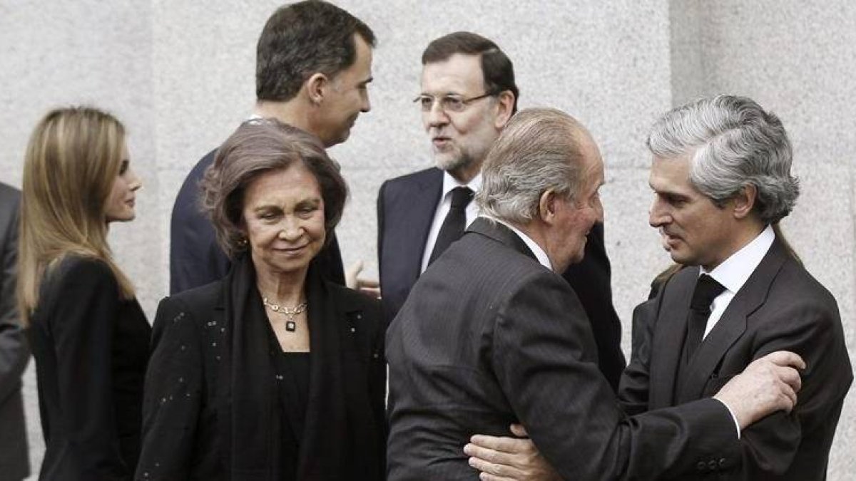 El rey Juan Carlos saluda a Adolfo Suárez Illana, en presencia de la reina Sofía, los Príncipes de Asturias, Felipe y Letizia, y el presidente del Gobierno, Mariao Rajoy.