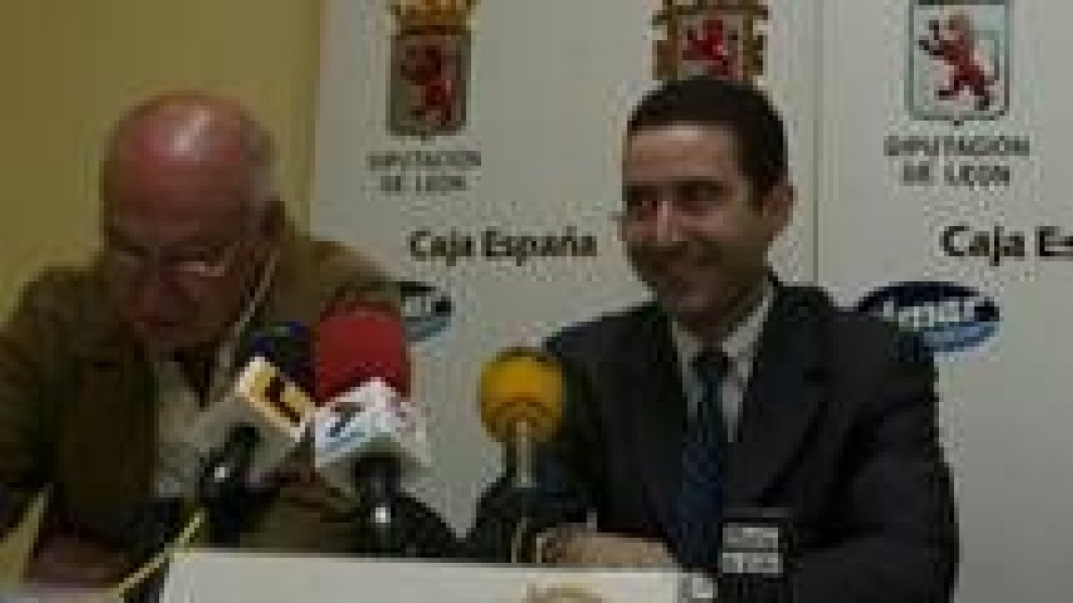 El presidente Josecho Pardo presentó hace diez días al nuevo técnico Ángel Jareño