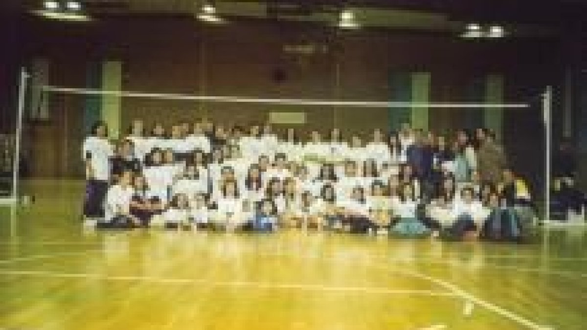 Los participantes en el Torneo de voleibol posan con sus trofeos en la última jornada