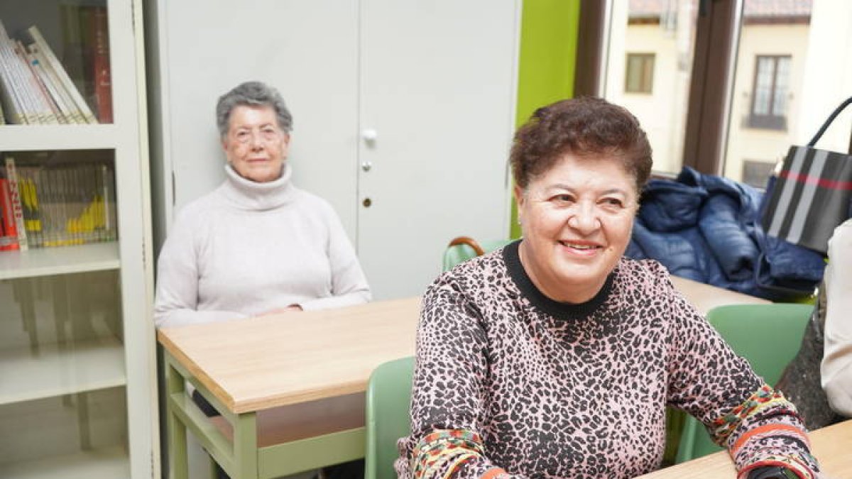 Encarnación González Gutiérrez, en la última fila, y su sobrina Rosa García González, posan en una de las aulas del Faustina Álvarez. J. NOTARIO