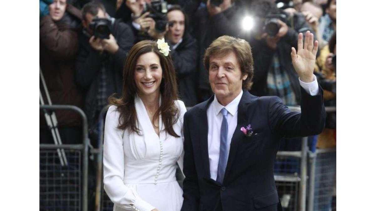 La pareja, McCartney y Shevell, posan para los fotógrafos que llevaban todo el día aguardando.