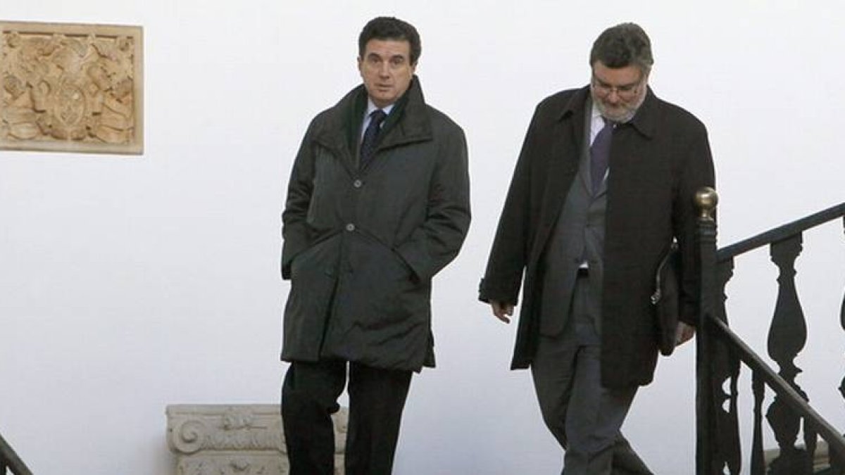 El expresidente balear Jaume Matas (izquierda), acompañado de su abogado, Miquel Arbona.