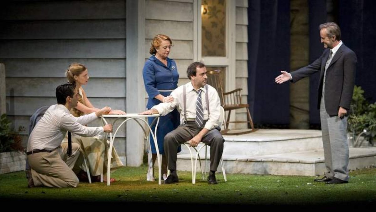 Fran Perea, Manuela Velasco, Gloria Muñoz, Jorge Bosch y Carlos Hipólito, en una escena de ‘Todos eran mis hijos’.