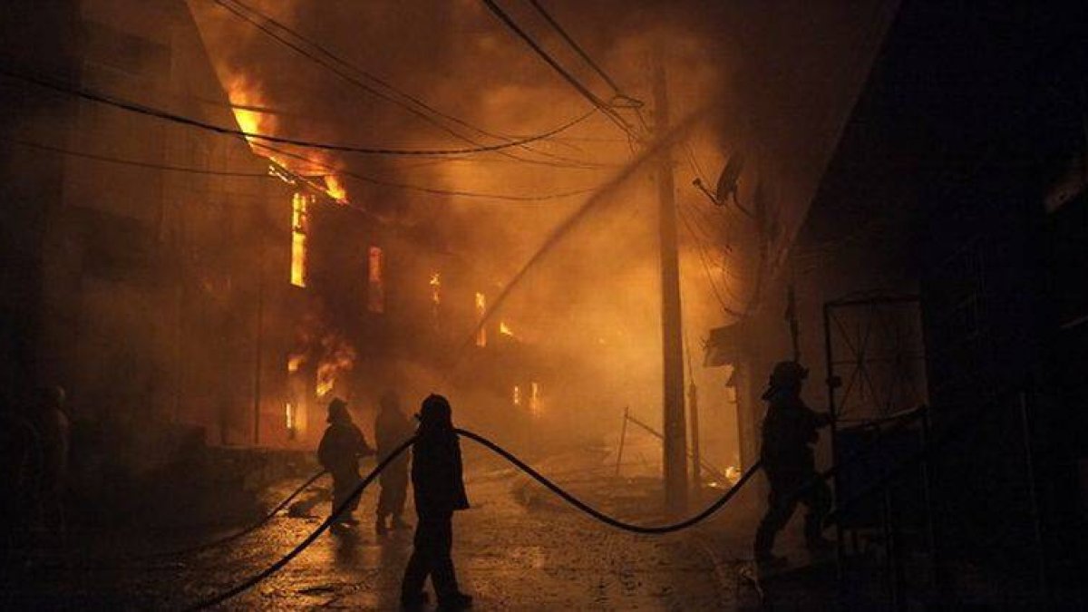 Bomberos intentan controlar el incendio en uno de los cerros de la ciudad de Valparaíso (Chile).